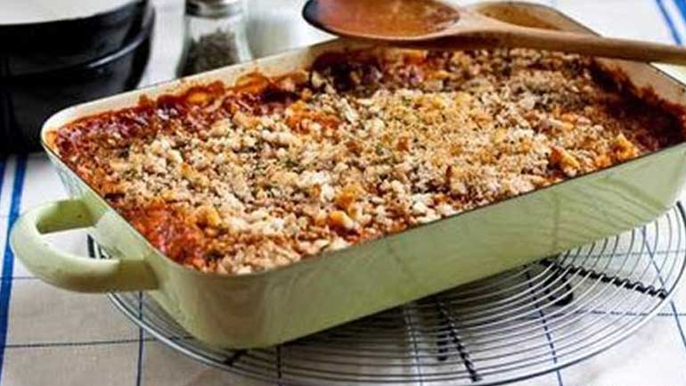 Ρεβίθια με χοιρινό, χόρτα και κρούστα από παξιμάδι